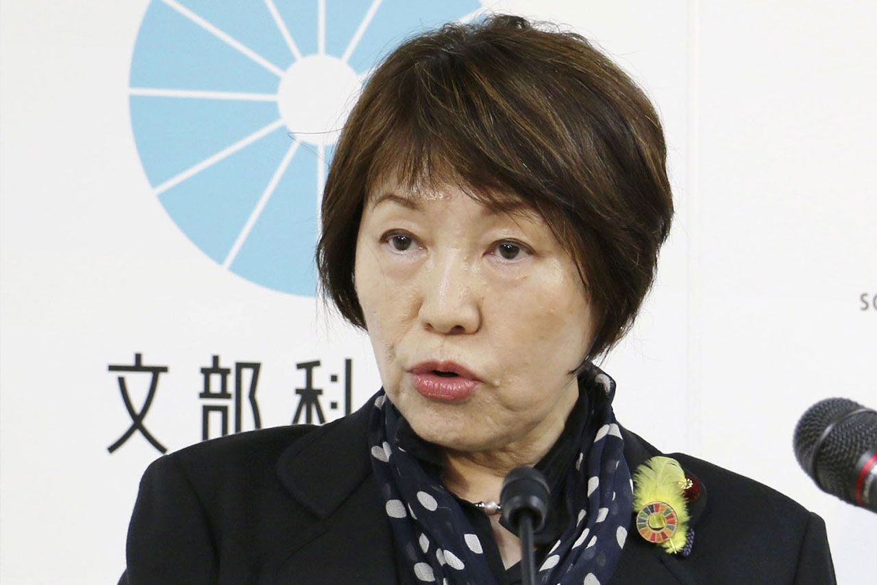 2025年6月27日、会見で教師による盗撮事件について「極めて遺憾」などと話した阿部俊子文科相（共同通信）