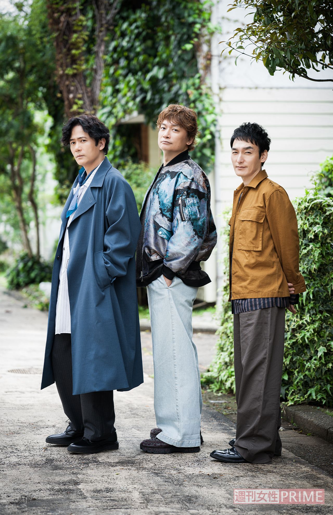 写真左から稲垣吾郎、香取慎吾、草なぎ剛　撮影／廣瀬靖士　取材・文／今井ひとみ（稲垣）、花村扶美（草なぎ、座談会）、伏見香織（香取）　ヘアメイク／金田順子（稲垣）、荒川英亮（草なぎ）、石崎達也（香取）　スタイリスト／黒澤彰乃　衣装協力／junhashimoto/junhashimotoOMOTESANDO、ネフォロジスト/株式会社ワイエムティー