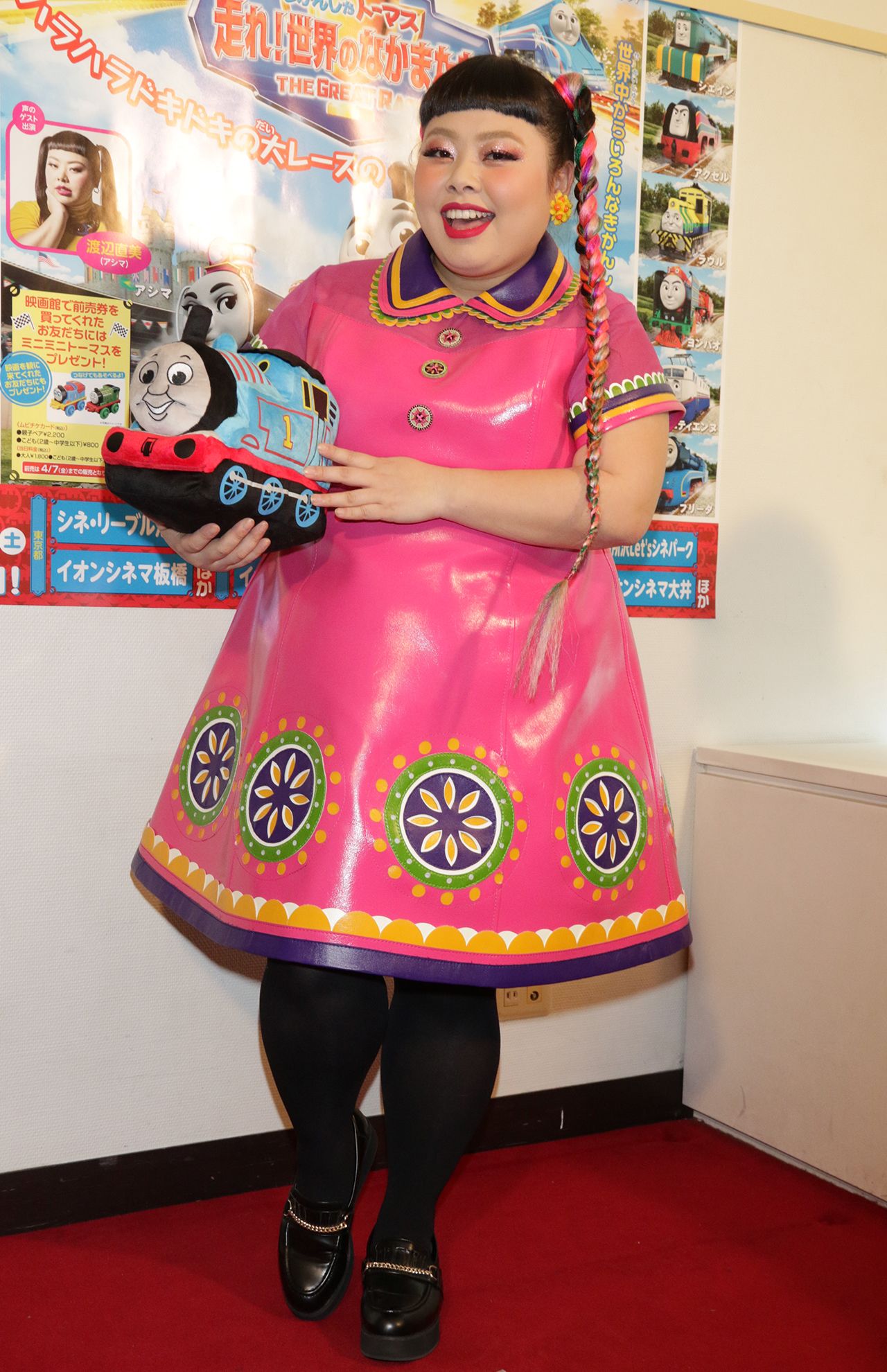 2017年　裾のフラワーモチーフがキュート。映画『きかんしゃトーマス』親子試写会