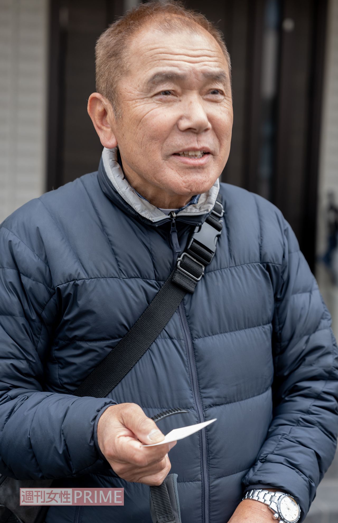 自宅前で取材に応じる小峰市議