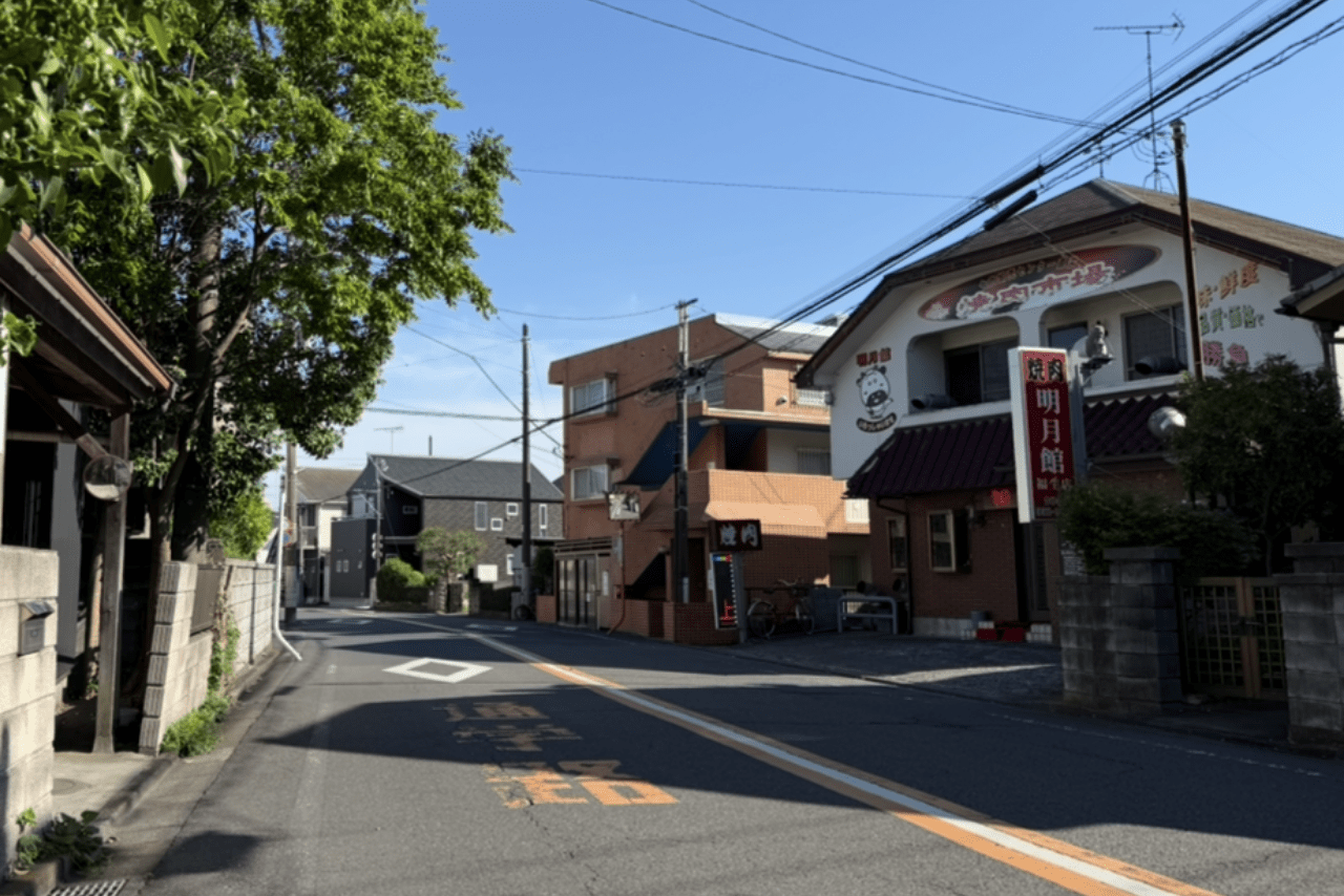 住宅街にポツンとある現場の焼き肉店（右側）は、たむろ行為に気づかず……