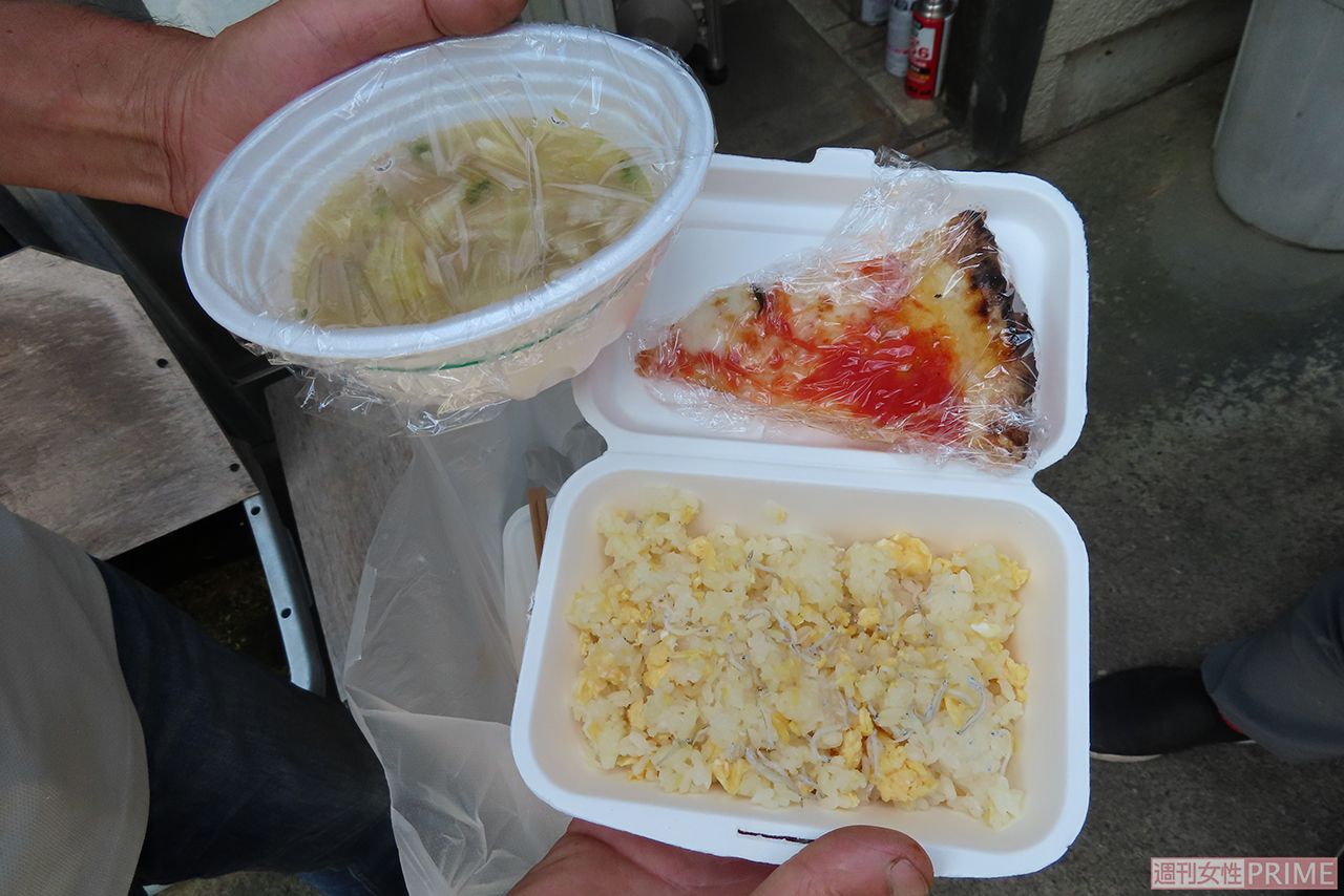 炊き出しの豚汁、マルゲリータ、しらすチャーハン。よく町を訪れる俳優・佐藤浩市の働きかけに住民は感激した＝鋸南町