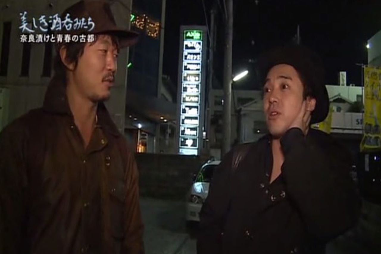 '13年放送の『美しき酒呑みたち』で、修学旅行で訪れた奈良を再訪した新井被告とムロ