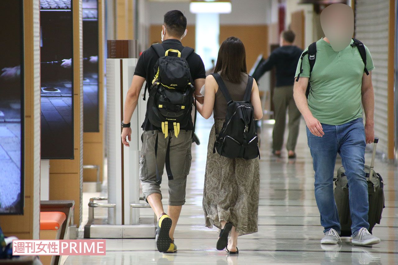 アメリカ旅行の当日、空港にて飛行機に搭乗するため連れ添って歩く元『NMB48』の松岡知穂と実業家のX氏