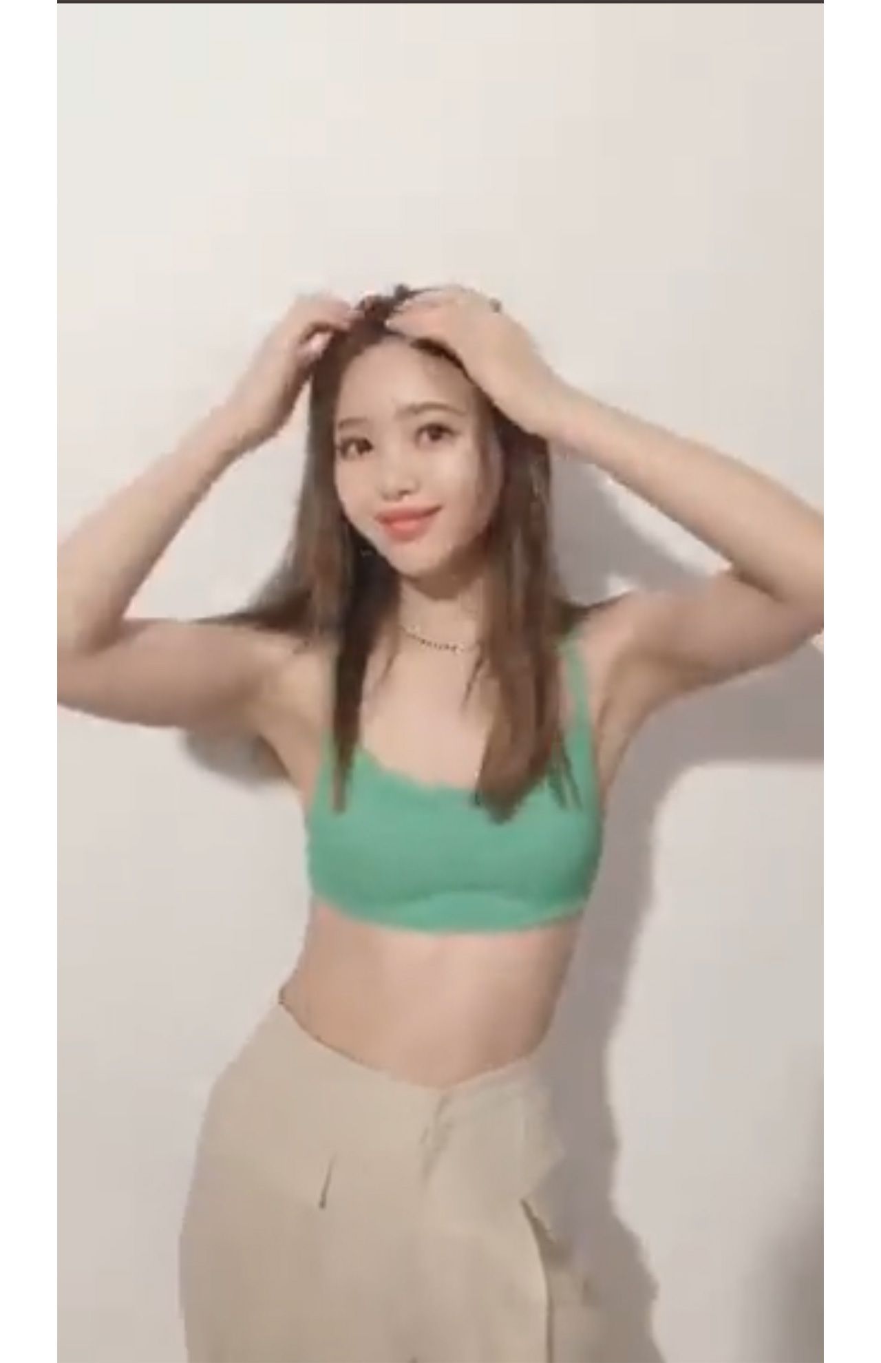 問題となった藤田ニコル写真集のオフショット動画（『ViVi』公式インスタグラムより）