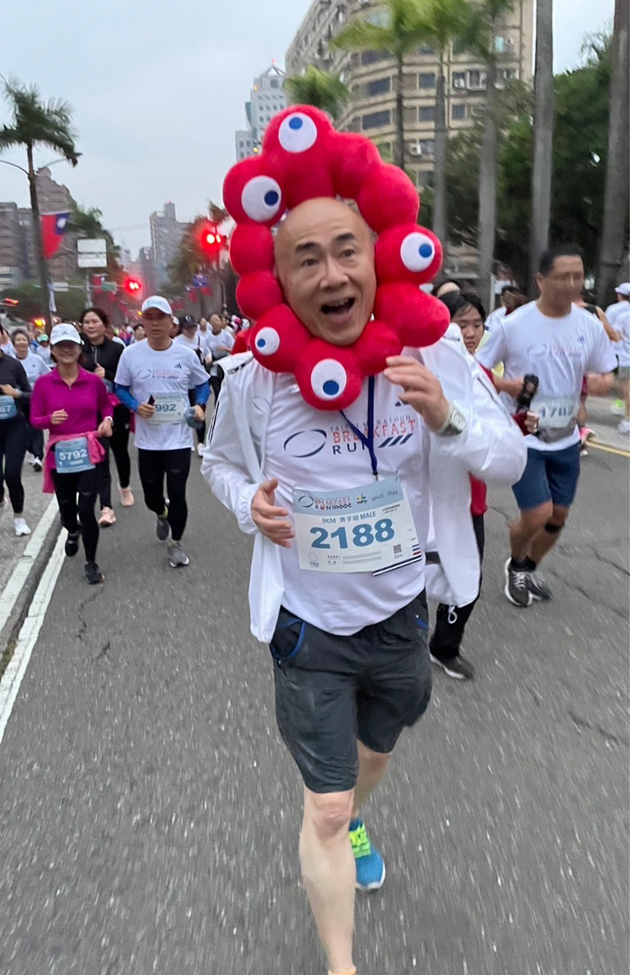 台北マラソンで走るミャクひろしこと大阪観光局理事長・溝畑宏さん