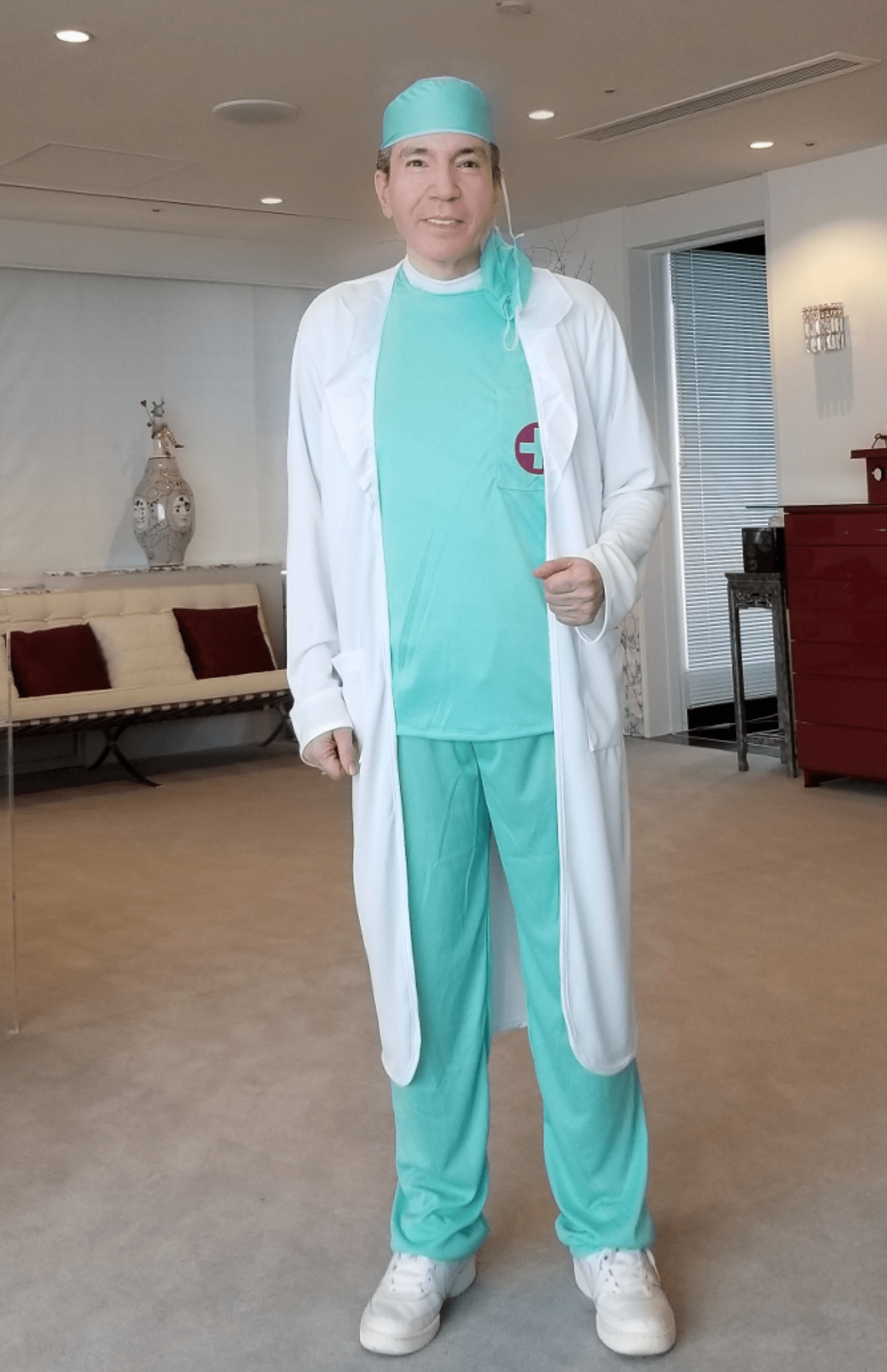 退院して自宅に戻ると、ドクターのコスプレをして現れたデーブさん。「笑いが止まりませんでした」