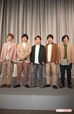 『嵐 活動休止表明会見』にて、マイクを握りしめて前を向く5人
