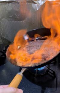 来客に肉を焼いている。そのタイミングが被害者がいなくなった日と合致（小野容疑者のものと思われるツイッターより）