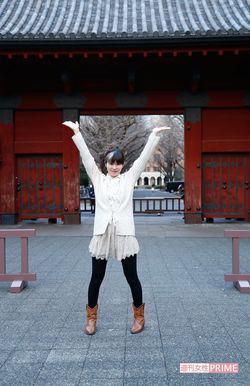 東大の門の前で