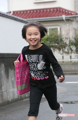 元気に英語塾へ出かけていく海音さん。取材班が来たのが嬉しかったのか「帰ってきても、まだいる？　ねぇ、いる？」と尋ねてきた（'11年8月）撮影／週刊女性写真班