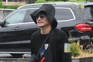 瑛太が美脚あらわの超短パン姿で運動会に参加、木村カエラは不機嫌顔に