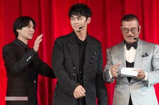 左から新田真剣佑、眞栄田郷、千葉真一さん