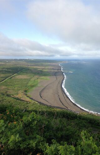 摺鉢山から見た海岸線。戦時中とも変わらない景色だという（提供）