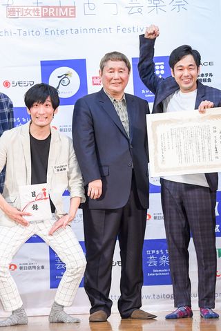 マッハスピード豪速球とビートたけし（写真中央）　撮影／高梨俊浩