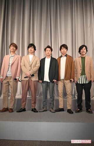 『嵐 活動休止表明会見』にて、マイクを握りしめて前を向く5人