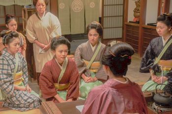 千代が芝居茶屋に奉公に来て8年がたち、芝居に夢中の毎日を過ごす　（C）NHK