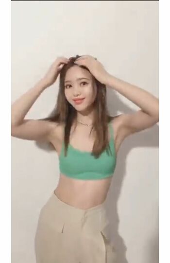 問題となった藤田ニコル写真集のオフショット動画（『ViVi』公式インスタグラムより）