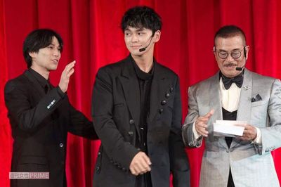 左から新田真剣佑、眞栄田郷敦、千葉真一さん