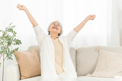 【背中ストレッチ4選】猫背よりひどい姿勢「亀背」が認知症リスクを高める、専門医が教える改善ストレッチ