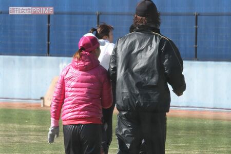宮崎県での合同自主トレで、ダルビッシュに寄り添う古閑美保（2011年）