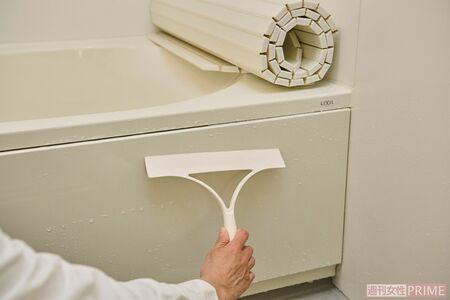 浴室内全体にシャワーで冷水をかけ汚れを流し、水切りで水分を落とせばカビが発生しにくくなる　撮影／山田智絵