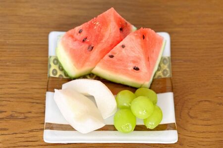 テレビを見ながらなど、気が向いたときに食べられるよう、フルーツなどを机に常備