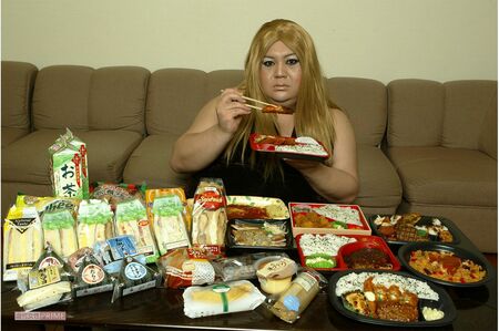 '05年、『週刊女性』の企画で大食いに挑戦する“金髪ギャル”時代のマツコ・デラックス、現在は『月曜から夜ふかし』のMCを担当