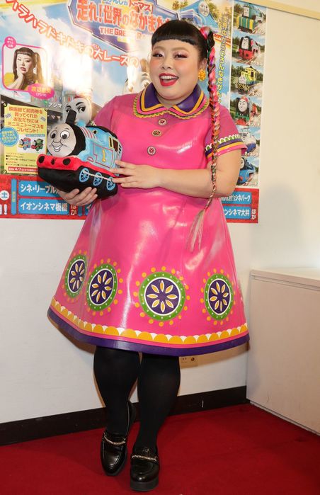 2017年　裾のフラワーモチーフがキュート。映画『きかんしゃトーマス』親子試写会