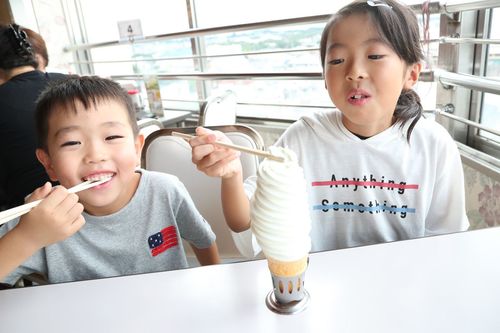 高さ25cmの巨大ソフトクリームが大食堂の名物