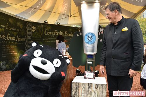 仏化粧品メーカー・ロクシタンのイベントで創設者ボーサン氏と。1月末にはコラボ商品『KUMAMON’S　SHEER　BUTTER』が発売予定（撮影・筆者）