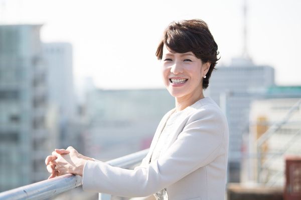 「今の私は、過去と現在に出会った人によって創られている。（いいも悪いも含めて）出会ったすべての人が私にとってかけがえない人」という里岡さん　撮影／渡邉智裕