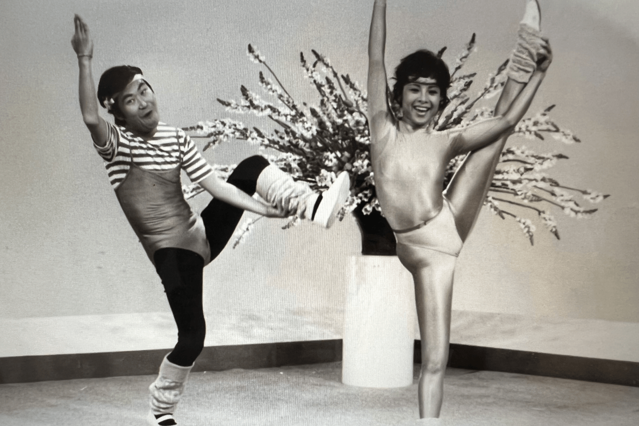 1984年『三枝の爆笑美女対談』のひとコマ。美しいY字バランス!