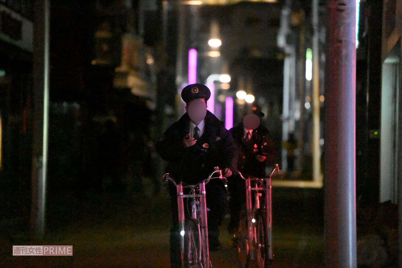 一団を注意し終えて引き上げる警察官。奥に見えるのが成宮たちのグループ