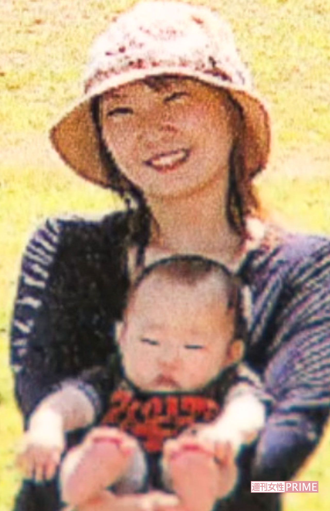 翔士郎ちゃんを抱っこする碇容疑者（全身）