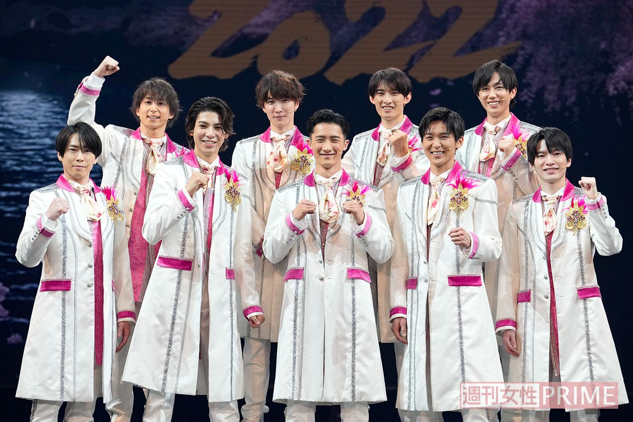 「命を削りながら頭を振っている」と会見で佐久間が語った、連獅子のかつらをつけた9人が息の合った毛振りを初披露し、そのド迫力で観客を魅了。殺陣ではLED付きの刀が使用されるなどパワーアップを重ねていた。　撮影／週刊女性写真班