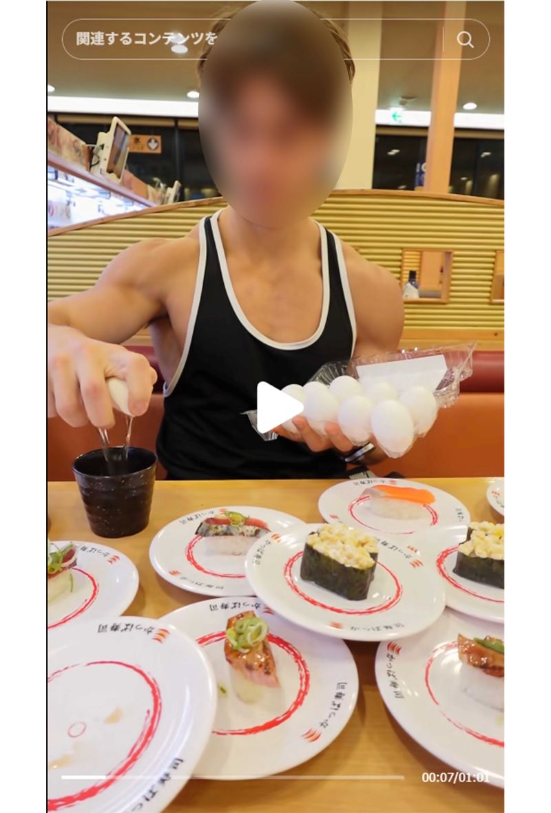 『かっぱ寿司』に生卵を持ち込む外国人男性（本人TikTokより）