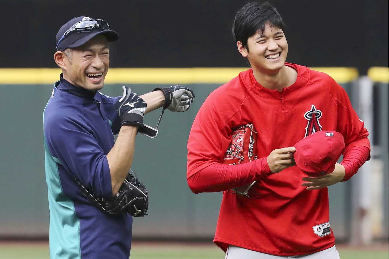 イチローにあいさつしようとしたが、逃げられてしまった大谷翔平。その後、握手を交わして談笑していた　写真/共同通信社