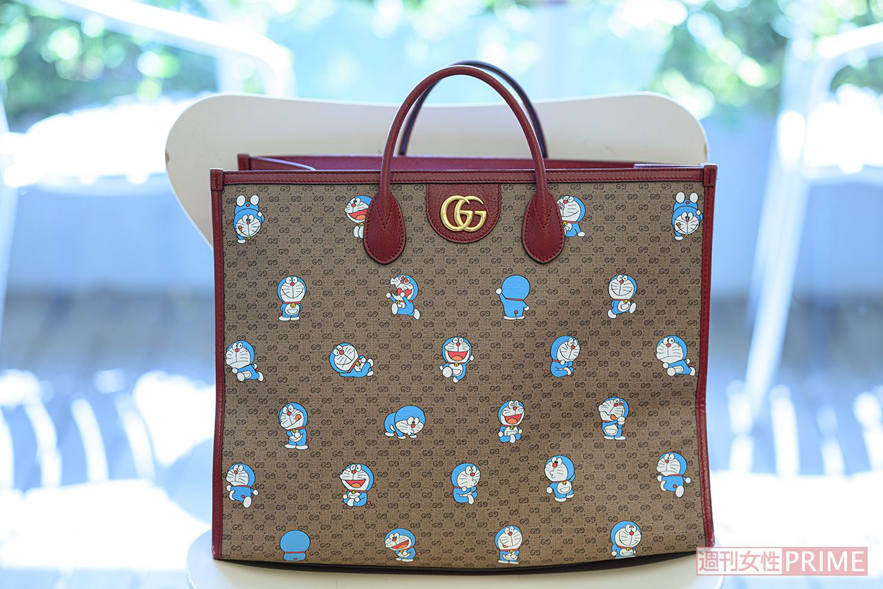 自分のものを入れておくバッグはとても大事なので、これぞというものを愛用。ドラえもんは木村さんが目指す運のいい「福顔」そのもの（撮影／渡邉智裕）