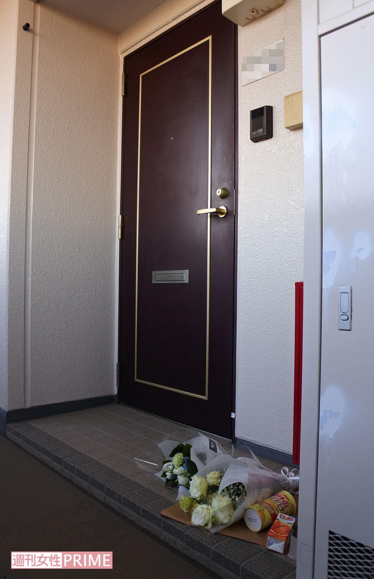 心愛さんの自宅前には花が手向けられていた