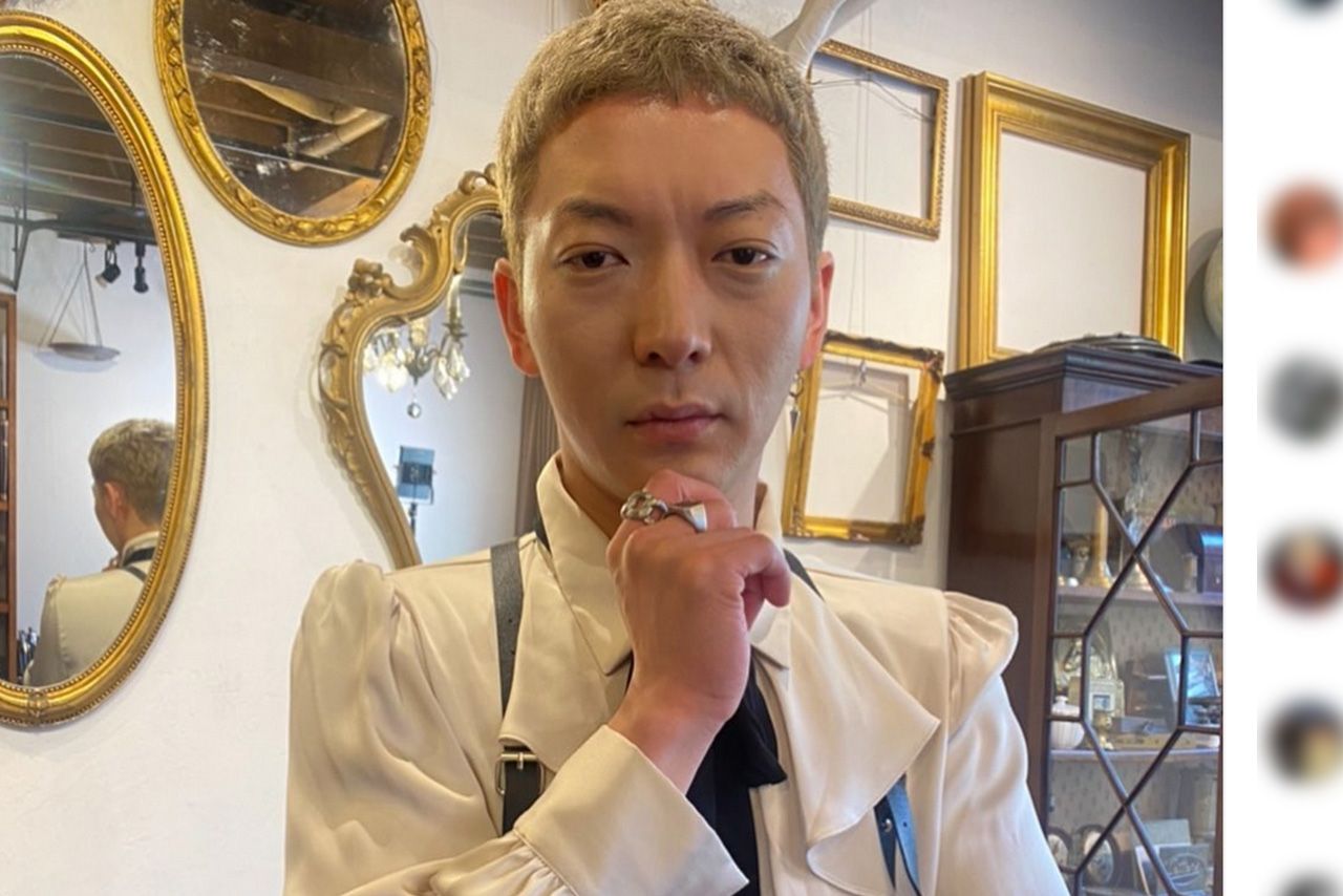 「名物ママ」のモノマネをするニューヨーク嶋佐（公式インスタグラムより）