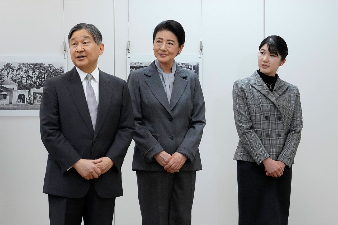 『くるみ割り人形』を鑑賞された2日後は『石川光陽写真展』をご覧になったご一家。この日もグレーのリンクコーデで