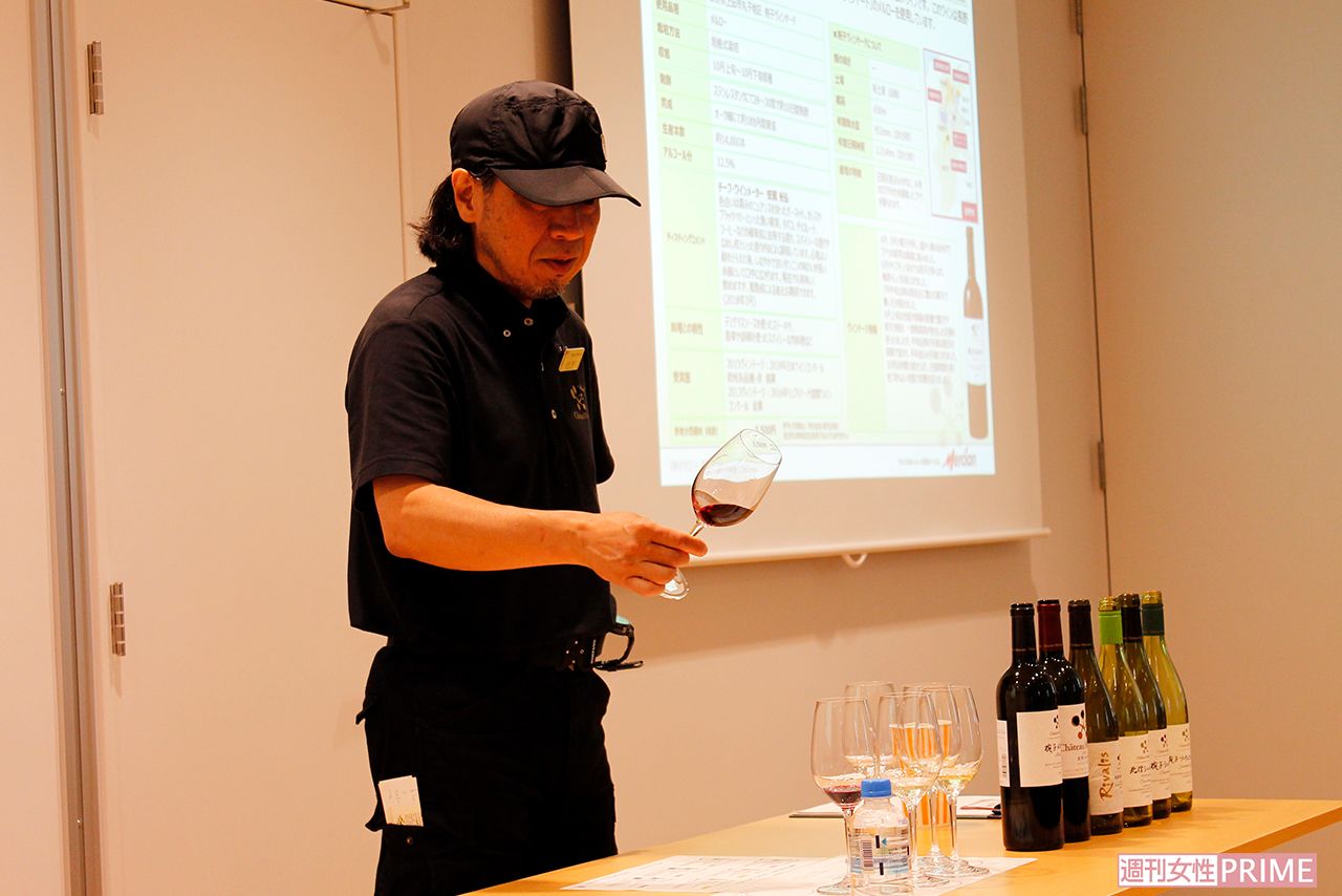 シニアソムリエ資格を持つ山田さんだけに、グラスを回す「スワーリング」も美技