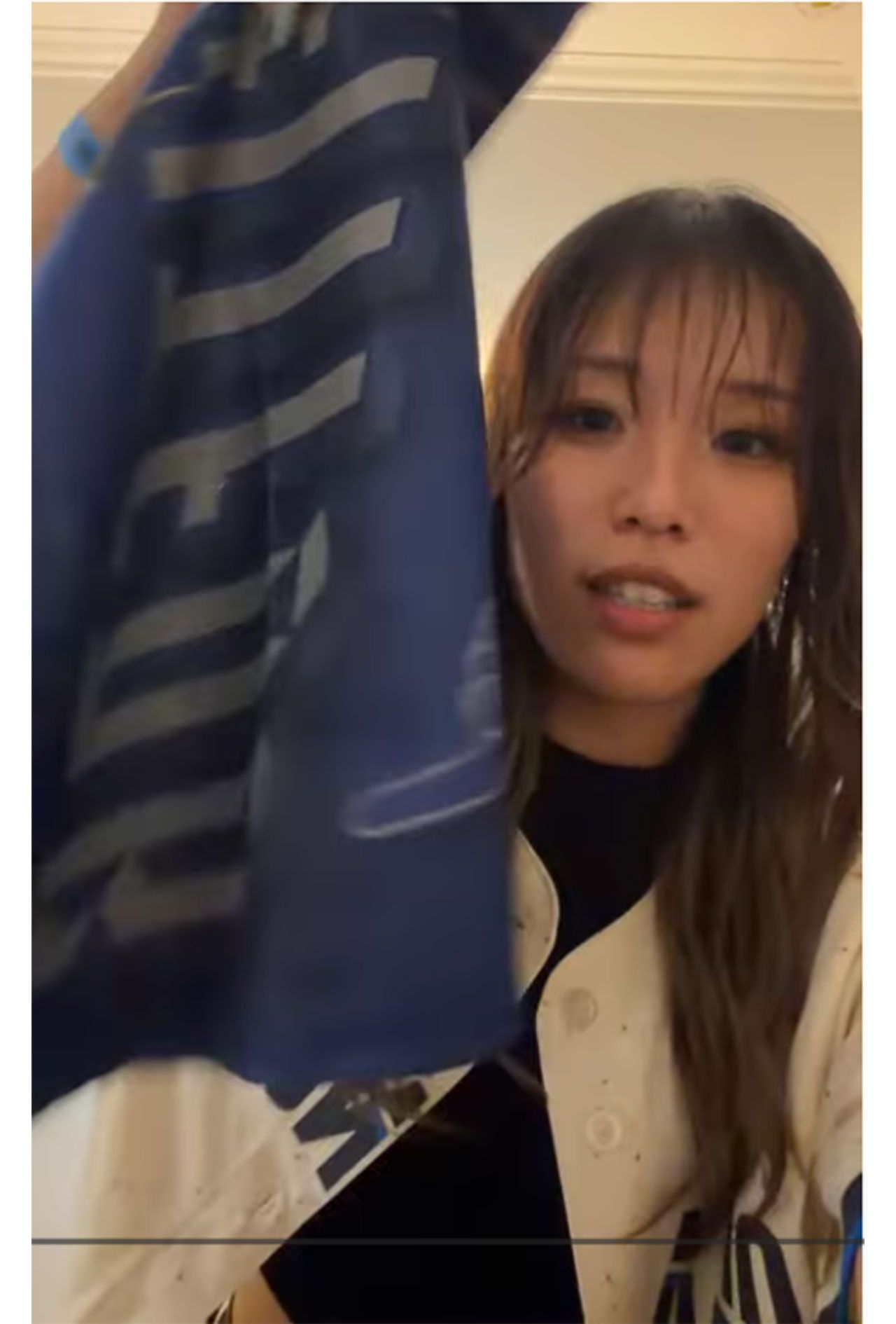 ドジャースから豪華ギフトをもらったYouTuber、タオル（本人YouTubeより）