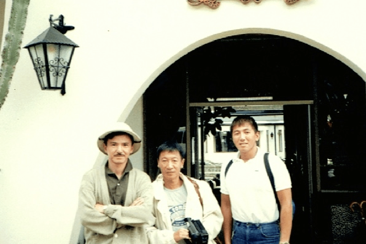 作曲家の筒美京平（中央）とアフリカ旅行をしたときのカット。ホテル『ケニア・サファリ・クラブ』の前で