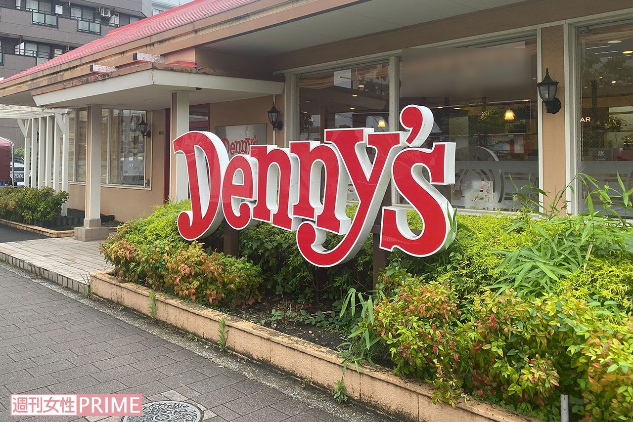 ファミリーレストラン『デニーズ北久里浜店』は幹線道路の交差点の一角にある