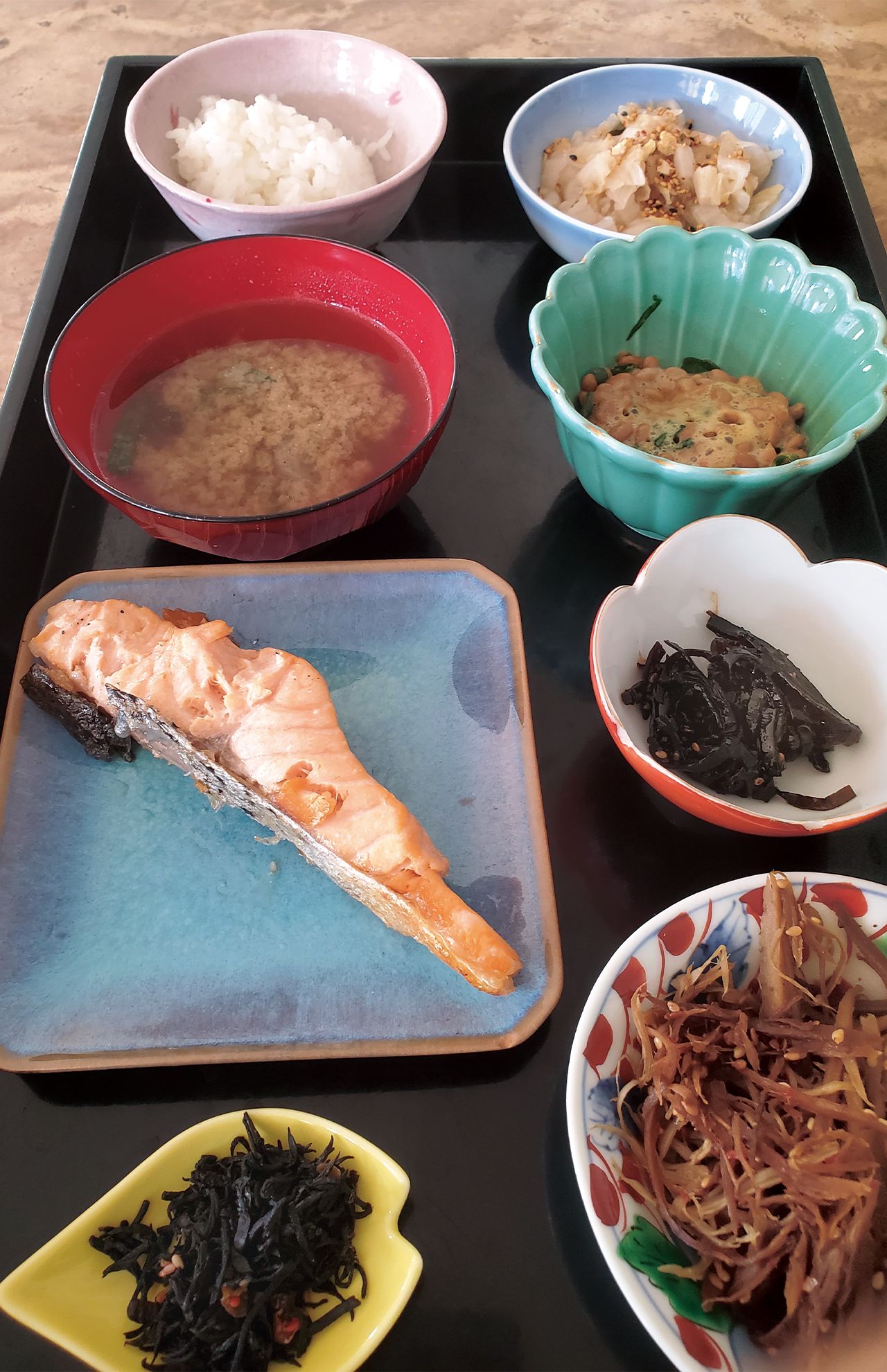 「自主的に2週間籠る気であと5日と思ってたら、今日から外出制限ですと、、、なのに5時に起きるのはなに？　朝食は鮭でーす。気分だけでも出掛けよ～旅館で朝御飯いただきまーす。」（2020年3月21日）