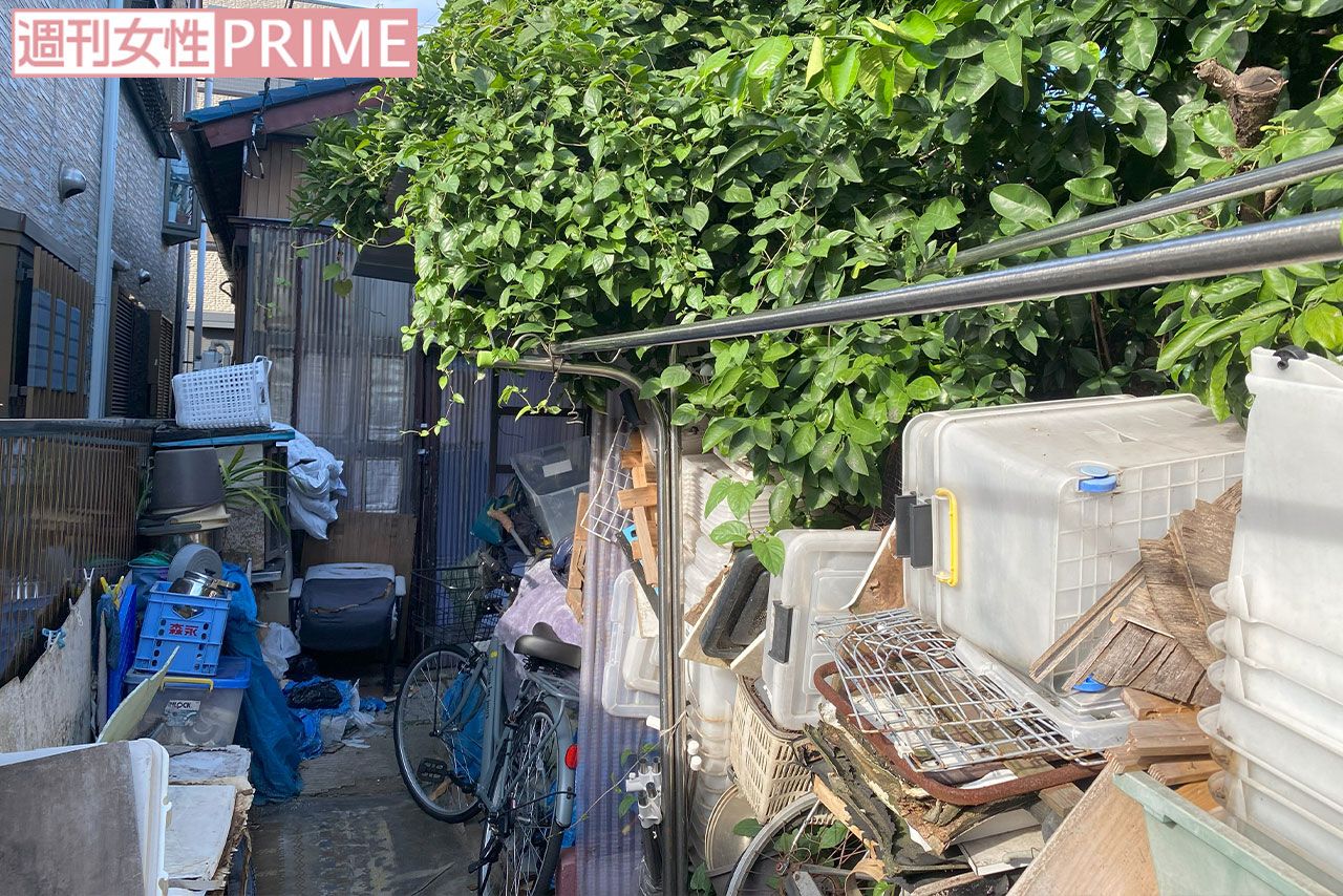千葉市花見川区で母子が2人で住んでいた家の敷地内には衣装ケースや自転車の車輪などが積み上げられていた