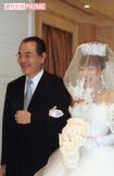 かつて山田まりやが所属していた『イエローキャブ』の野田義治会長とバージンロードを('08年)