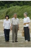 清子さんが結婚する直前、上皇ご夫妻(当時両陛下)と須崎御用邸の浜辺で('05年7月)